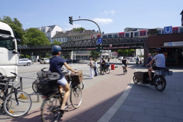 Auf den Radwegen an der Hoheluftbrücke komme es zu Konflikten mit Fußgängern. Foto: Hanna Anthonisen