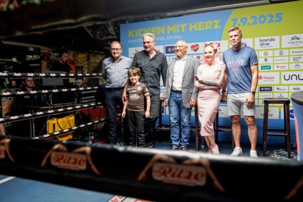 St.-Pauli-Urgestein Ewald Lienen, UKE-Arzt Thomas Mir mit einem Herzenskind, Trainer-Legend Felix Magath, Burlesque-Ikone Belle la Donna (Hamburg Allstars) und Fußballprofi Thomas Helmer (Hamburg Allstars) (v.l.n.r.). Foto: Julia Haas