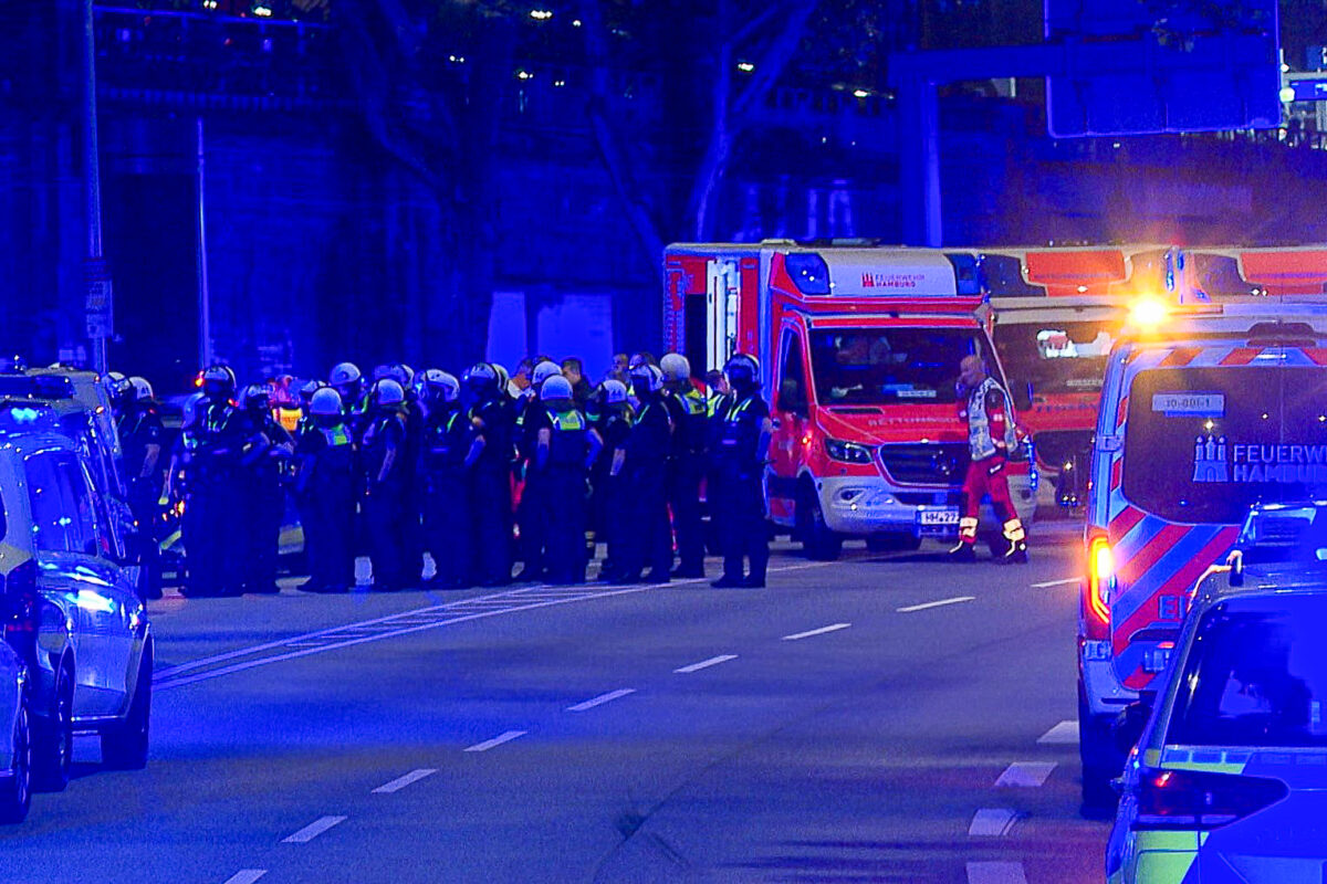 Auch Einheiten der Bundespolizei waren in der Nacht von Mittwoch auf Donnerstag in Rotherbaum im Einsatz. Foto: HamburgNews