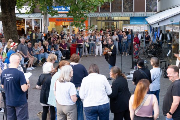 Auf dem Fanny-Mendelssohn-Platz wird gesungen. Foto: G. Hinrichs-Henkensiefken