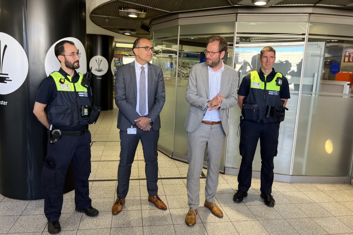 Verkehrssenator Anjes Tjarks und Hochbahn-Wache-Chef Normen Wiegand stellen die neuen Bodycams der Hochbahn vor. Foto: Alexis Milne