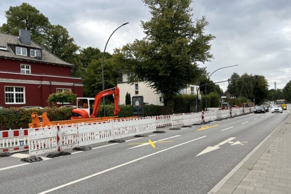 Hamburg Wasser baut an der Julius-Vosseler-Straße in Lokstedt. Foto: Alexis Milne