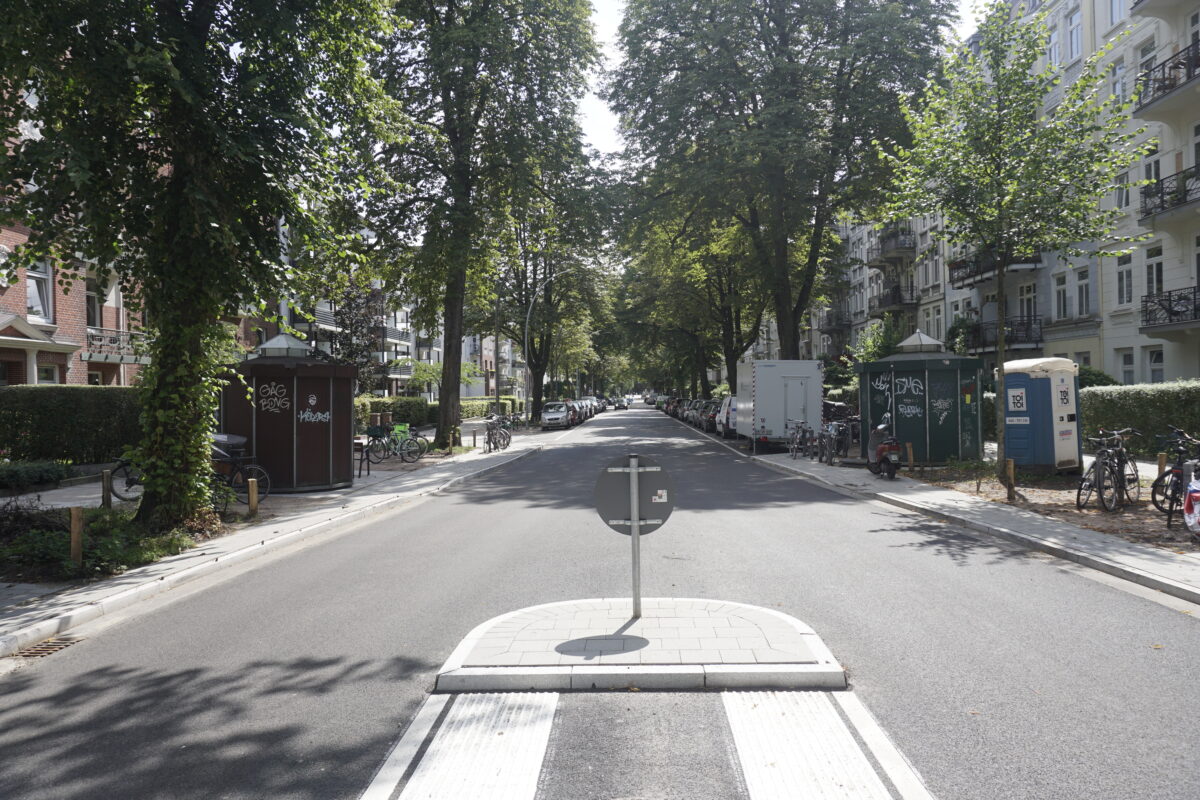 Die umgebaute Mansteinstraße mit Tempo 30, Mittelinseln für Fußgänger und neu angeordneten Parkflächen. Foto: Teresa Runge