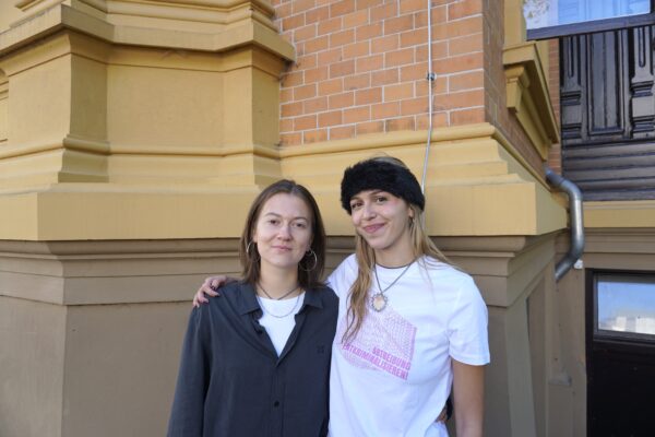 Frieda (links) und Sissy unterstützen eine Demonstration mit dem Ziel, Abtreibungen zu legalisieren. Foto: Alexis Milne