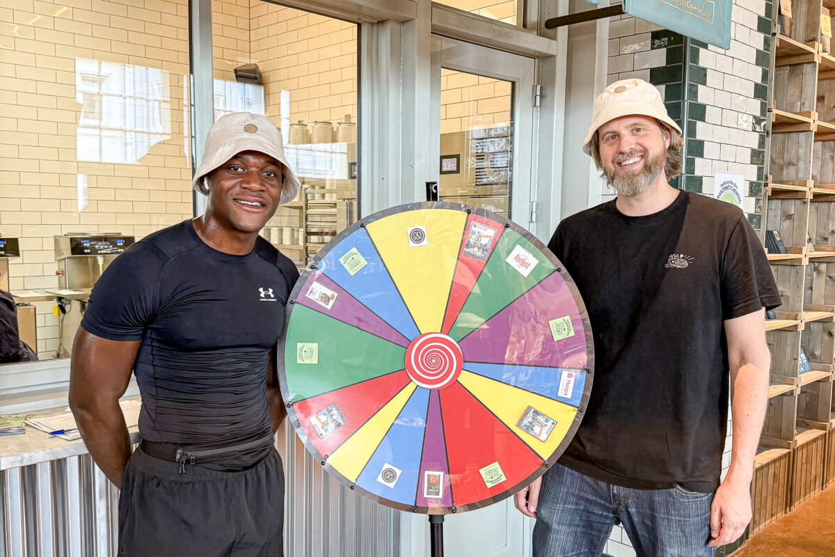 Franzbrötchenbotschafter Aaron (links) und LOKL-Geschäftsführer Jan Hildebrandt beim Franzbrötchen-Tasting im Mutterland-Stammhaus. Foto: Leon Kaiser