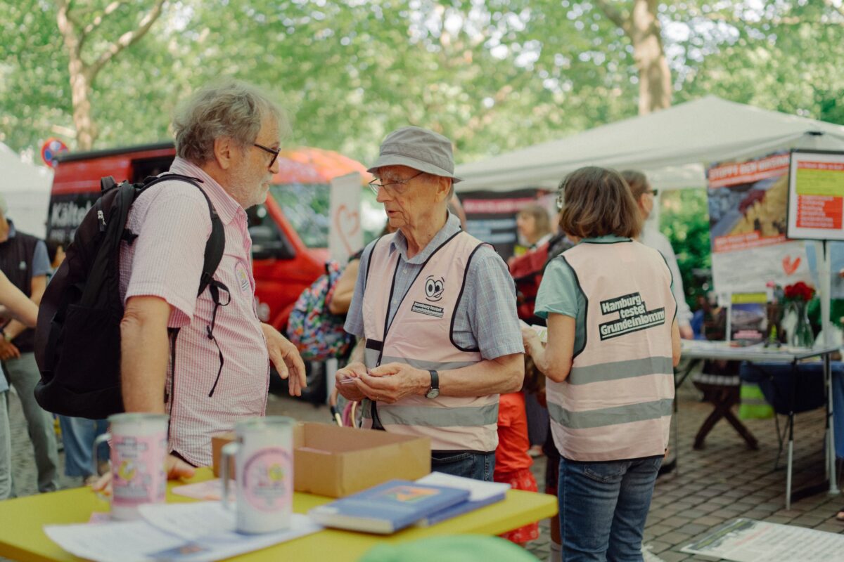 Bei der Altonale informierte die Initiative "Hamburg testet Grundeinkommen" über das Vorhaben. Archivfoto: Jonas Albrecht