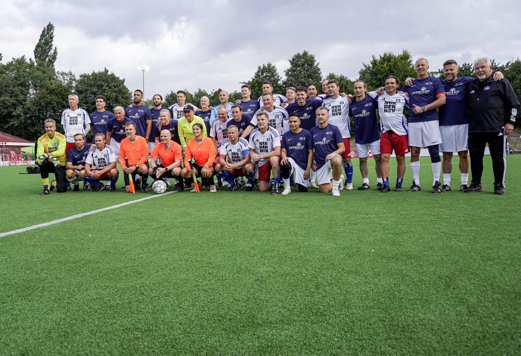 Am Freitag spielte die HSV-Traditionsmannschaft gegen ein Team aus Eimsbütteler Spielern. Foto: Julia Haas