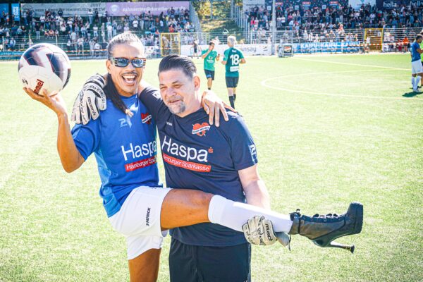 Model Jorge González und Koch Tim Mälzer bei "Kicken mit Herz". Foto: Julia Haas