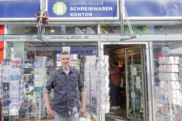 Andreas Bonertz vom „Hamburger Schreibwarenkontor“ kämpft um das Überleben seines Geschäfts. Foto: Alexis Milne