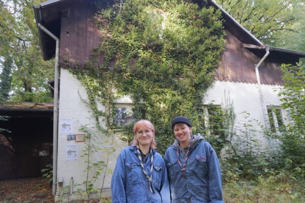 Vjupa und Lisko vom Pfadfinderstamm Saliskiaron suchen nach einem neuen Heim in Lokstedt. Foto: Alexis Milne