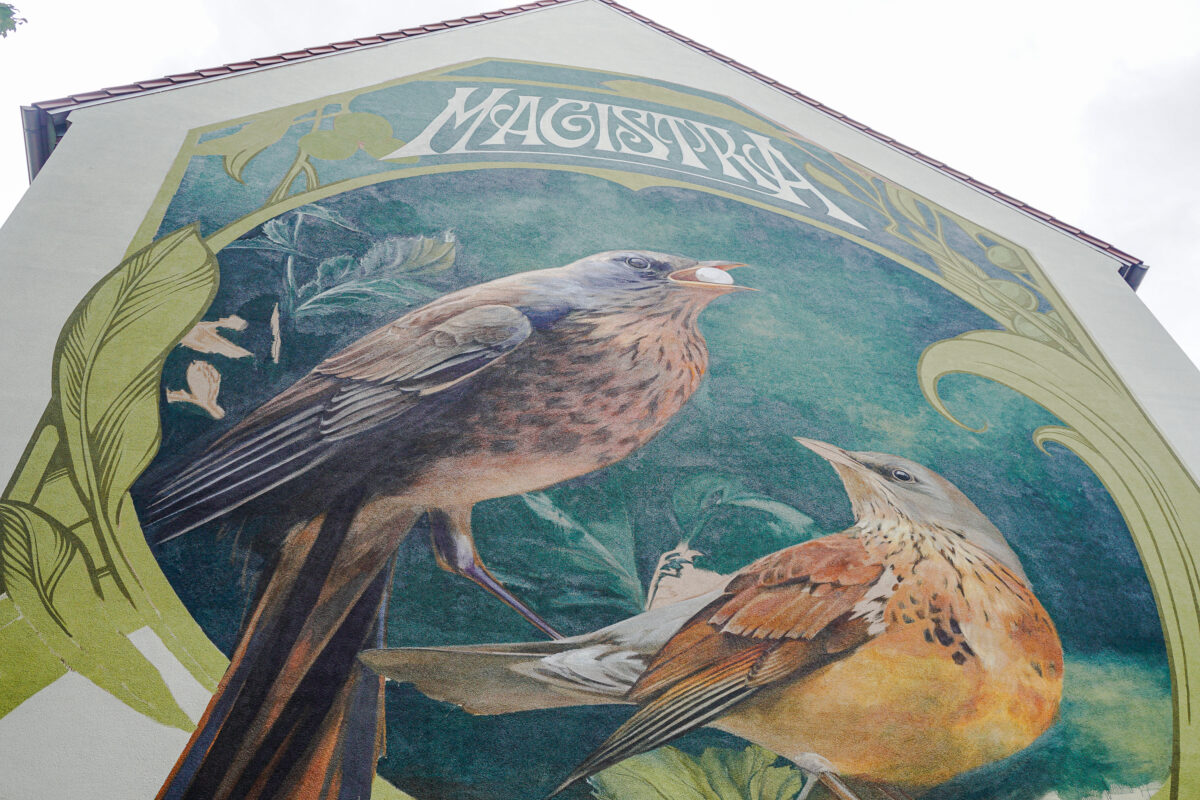 Das Vogelpaar ist vom Schriftzug „Magistra“ eingerahmt – es handelt sich um eine Anspielung auf den Satz „Die Natur ist die Lehrmeisterin der Kunst“. Foto: Julia Haas