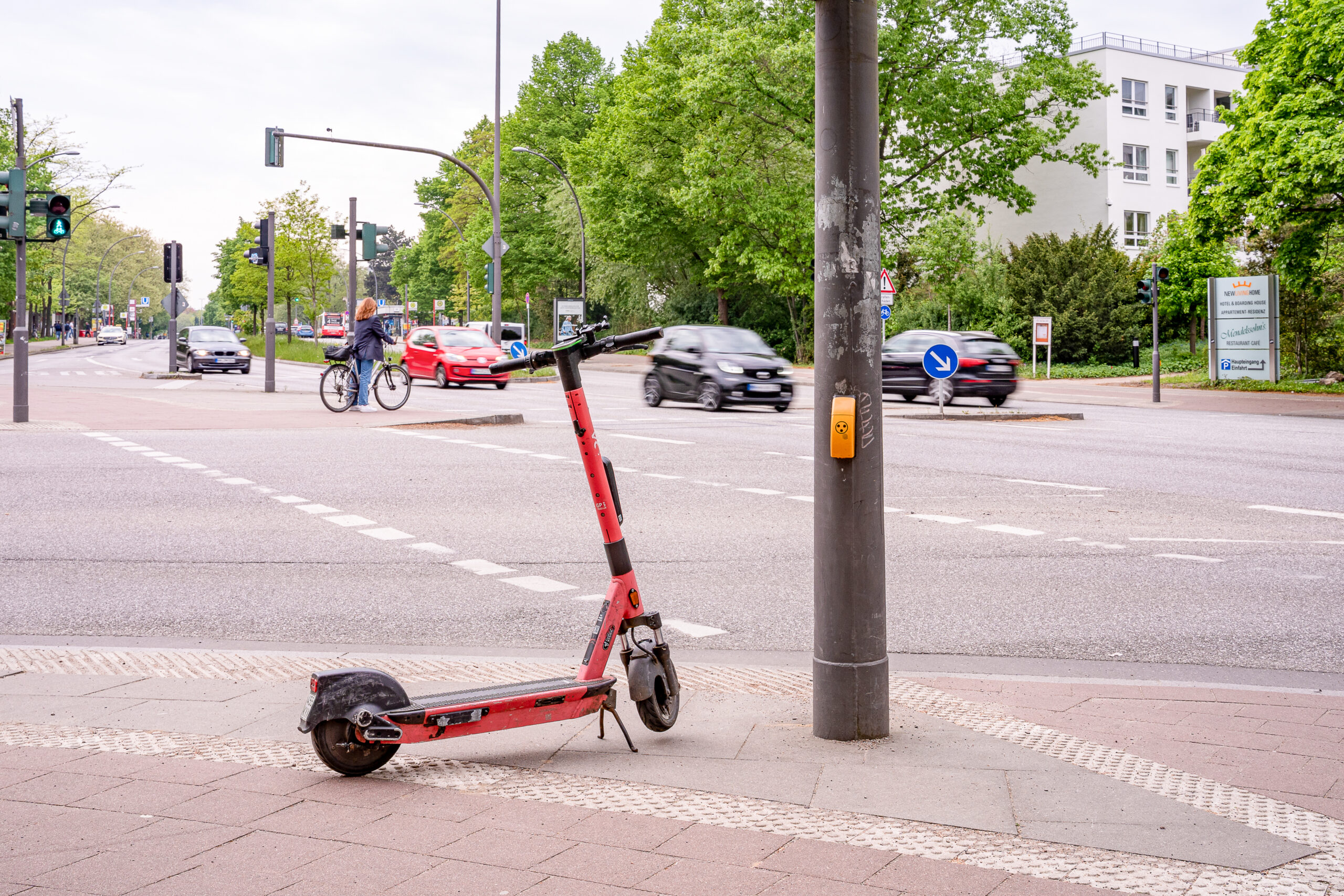 E-Scooter-Abstellfl-chen-in-Eimsb-ttel-gefordert
