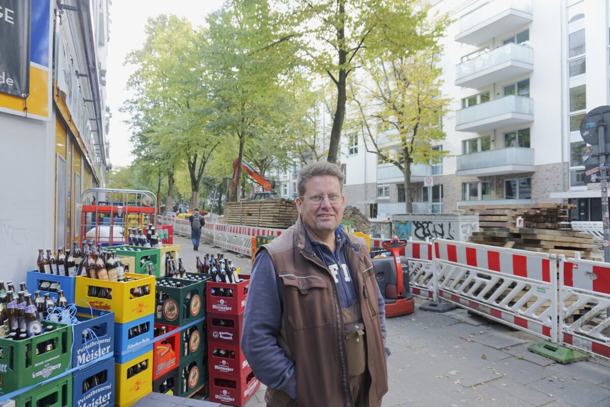 Der Betreiber von Getränkemarkt Höpner in der Lappenbergsallee fühlt sich durch eine Baustelle der Energiewerke eingeschränkt. Foto: Alexis Milne