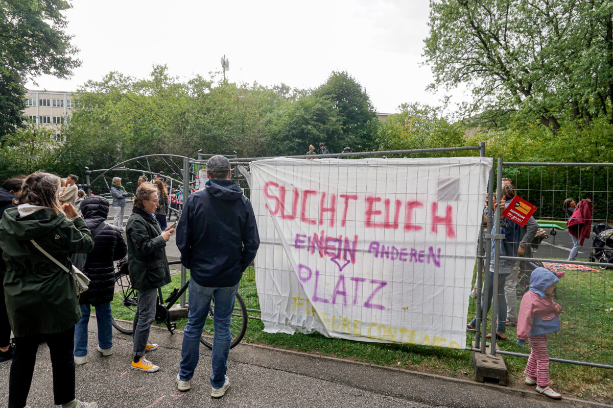 Eltern aus den Grindelhochhäusern haben zum Protest aufgerufen, um ihren Spielplatz zu retten. Foto: Julia Haas