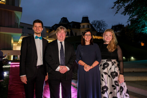 Tilman Oberbeck (künstlerischer Geschäftsführer JazzHall), Prof. Dr. Jan Philipp Sprick, Präsident der HfMT, Maryam Blumenthal (Hamburger Wissenschaftssenatorin) und Anna-Maria Zapatka (kaufmännische Geschäftsführerin JazzHall). Foto: Andreas Laible