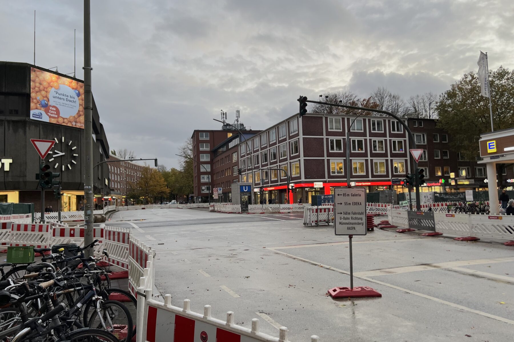 Die Kreuzung Osterstraße/Heußweg wird teilweise wieder für den Verkehr freigemacht. Foto: Alexis Milne