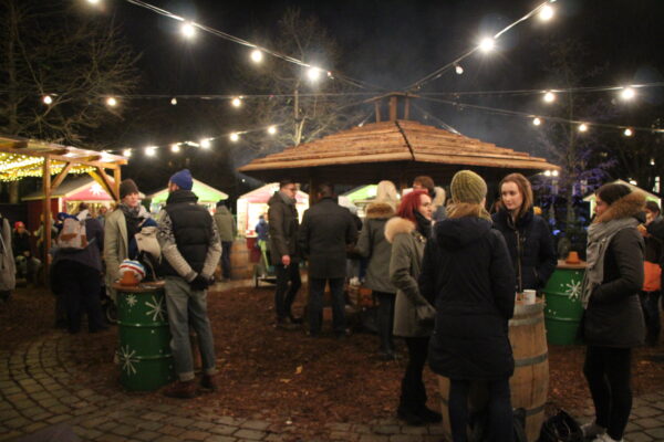 Der Weihnachtsmarkt an der Apostelkirche bietet dieses Jahr ein noch größeres Angebot. Foto: Alicia Wischhusen