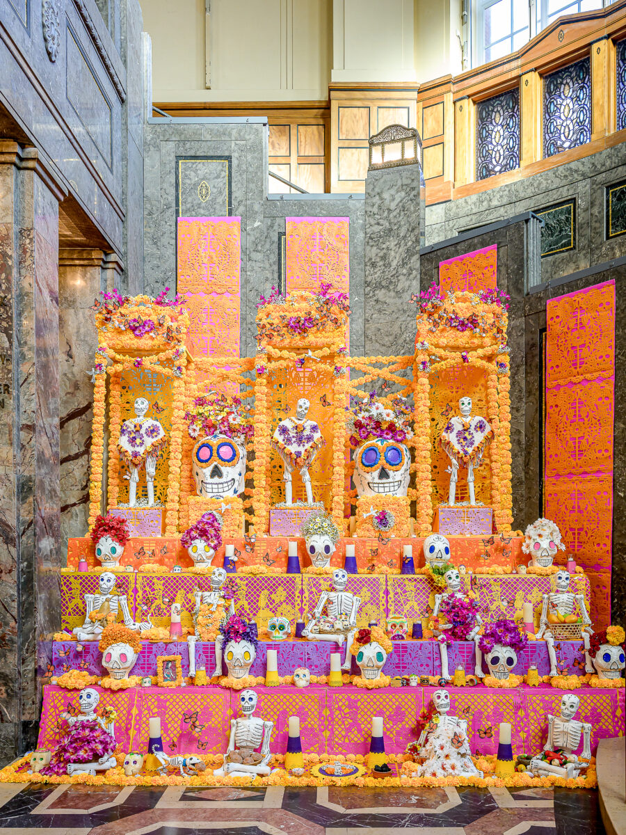 Anlässlich des mexikanischen Totenfests wird im Markk ein Altar geschmückt. Foto: Rainer Wiemers