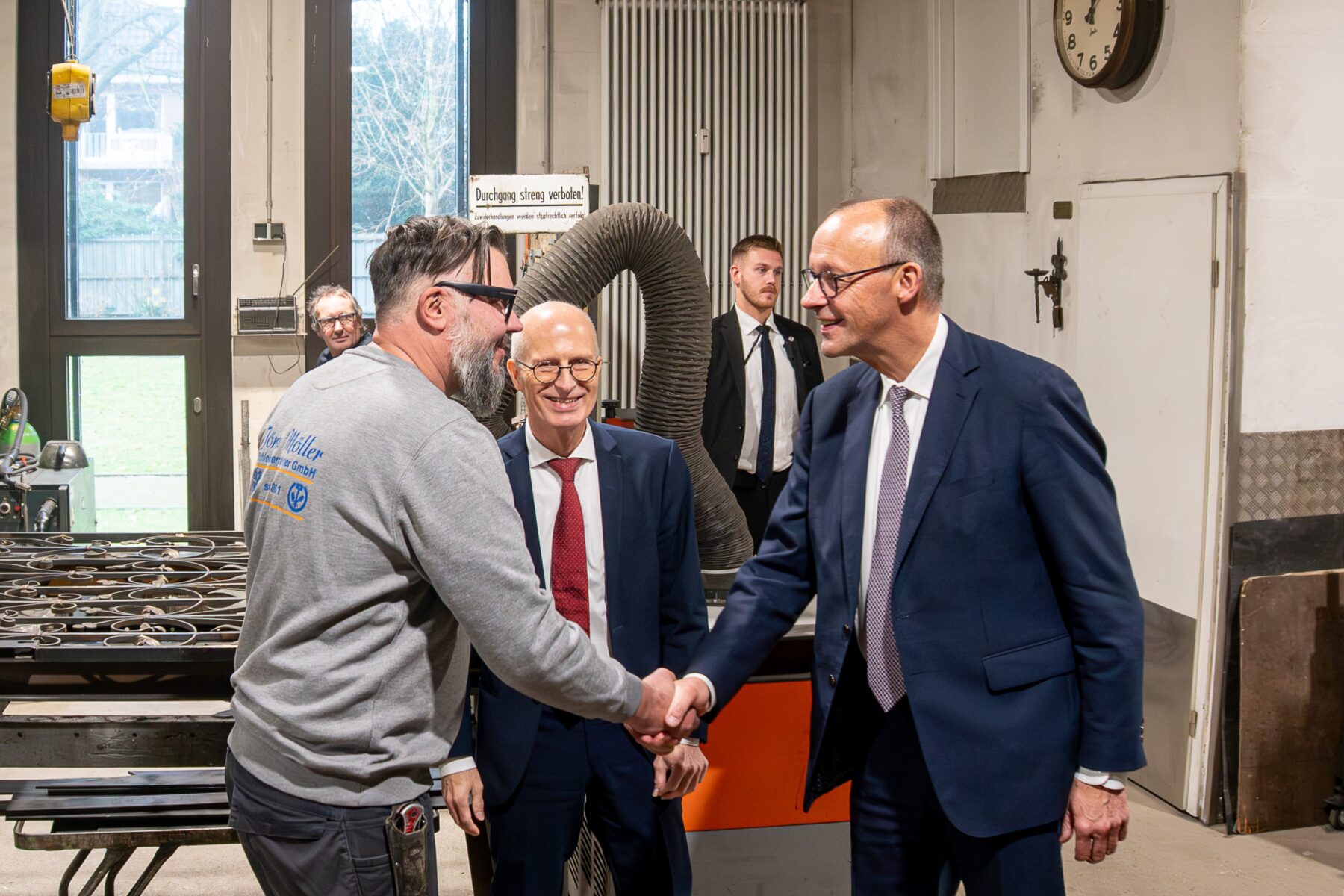 v.l.n.r.: Jörn Möller von der Schlosserei Möller, Peter Tschentscher und Friedrich Merz in der Meistermeile in Lokstedt. Foto: Julia Haas