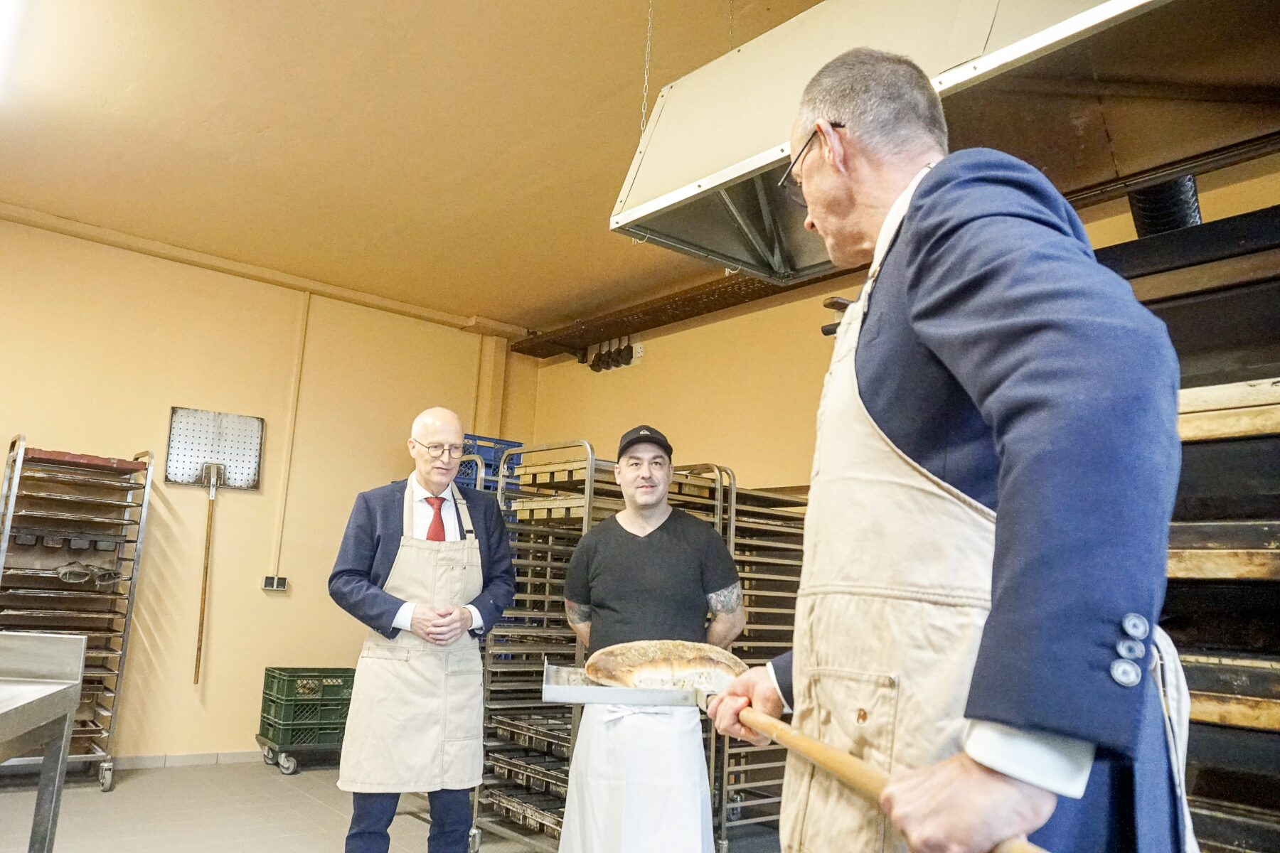 Bundeskanzler Friedrich Merz besuchte Hamburg und war in der Brotmanufaktur von Sören Korte. Foto: Julia Haas