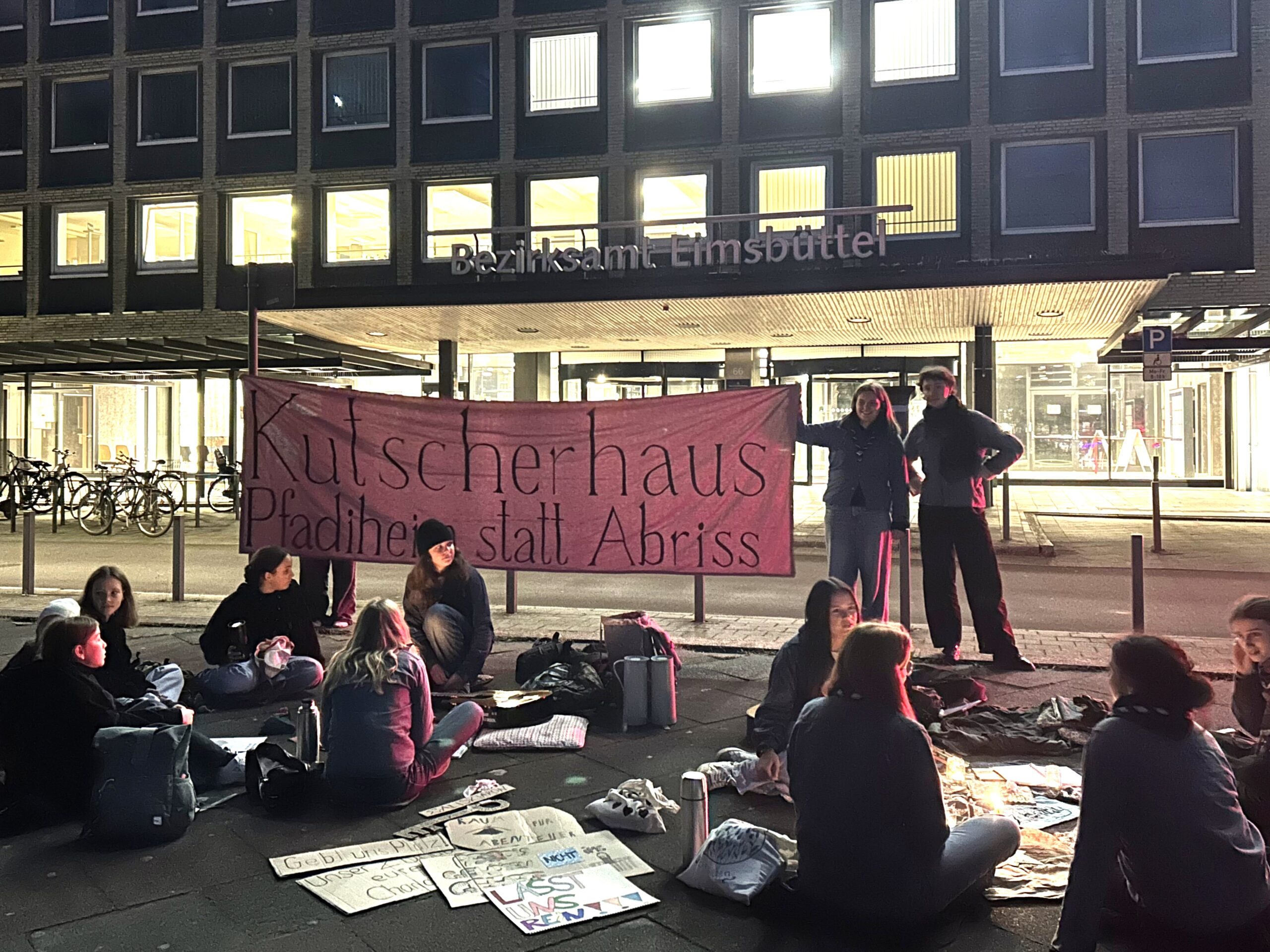 Heimatlose-Pfadfinder-Protestaktion-vor-dem-Bezirksamt-Eimsb-ttel