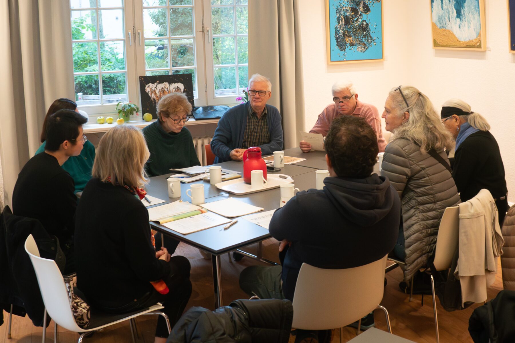 Eine Gesprächsrunde der Sprachbrücke trifft sich in Lokstedt. Foto: Teresa Runge