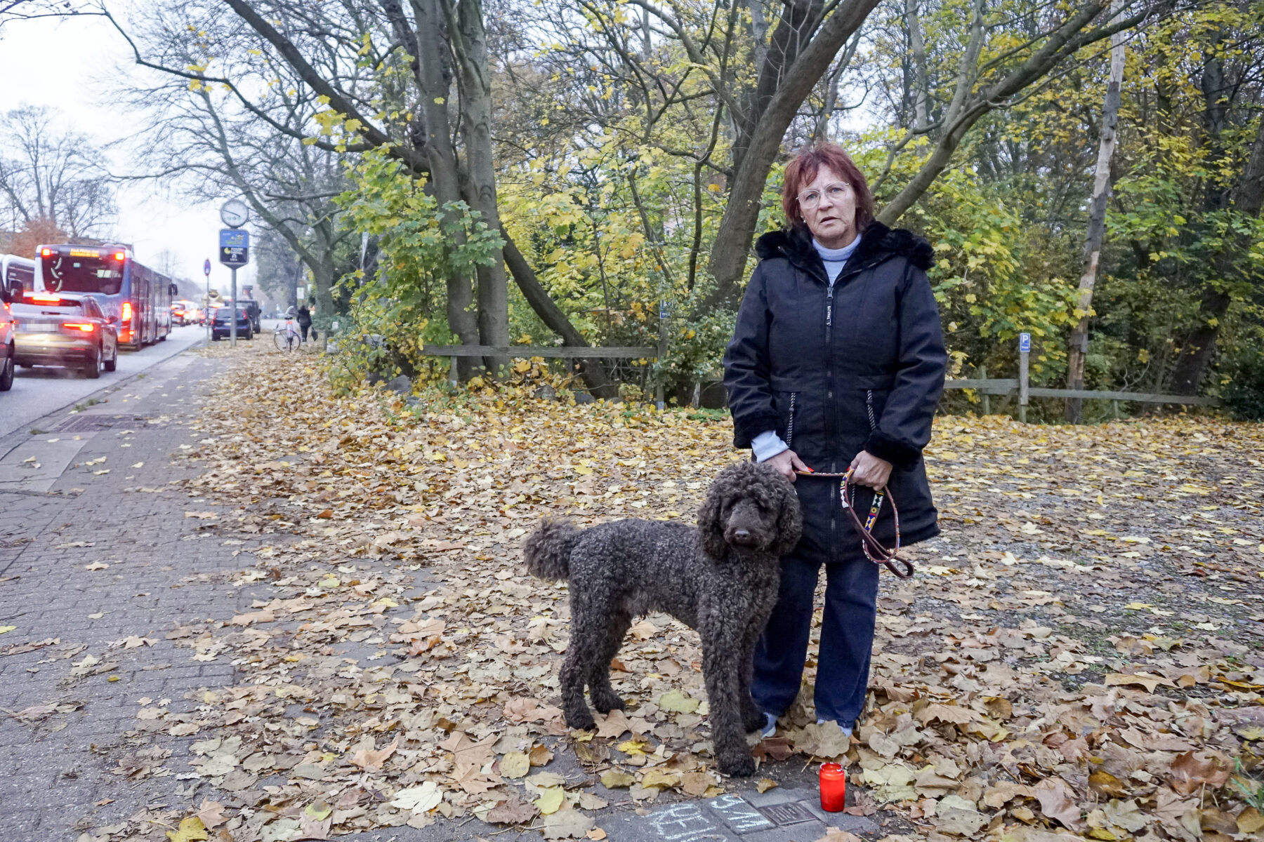 Mit ihrem Hund kehrte Iris zum Ort des Überfalls zurück. Foto: Julia Haas