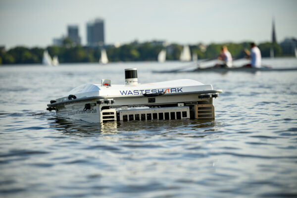 Der "WasteShark" soll die Außenalster von Müll befreien. Foto: Jonas Walzberg