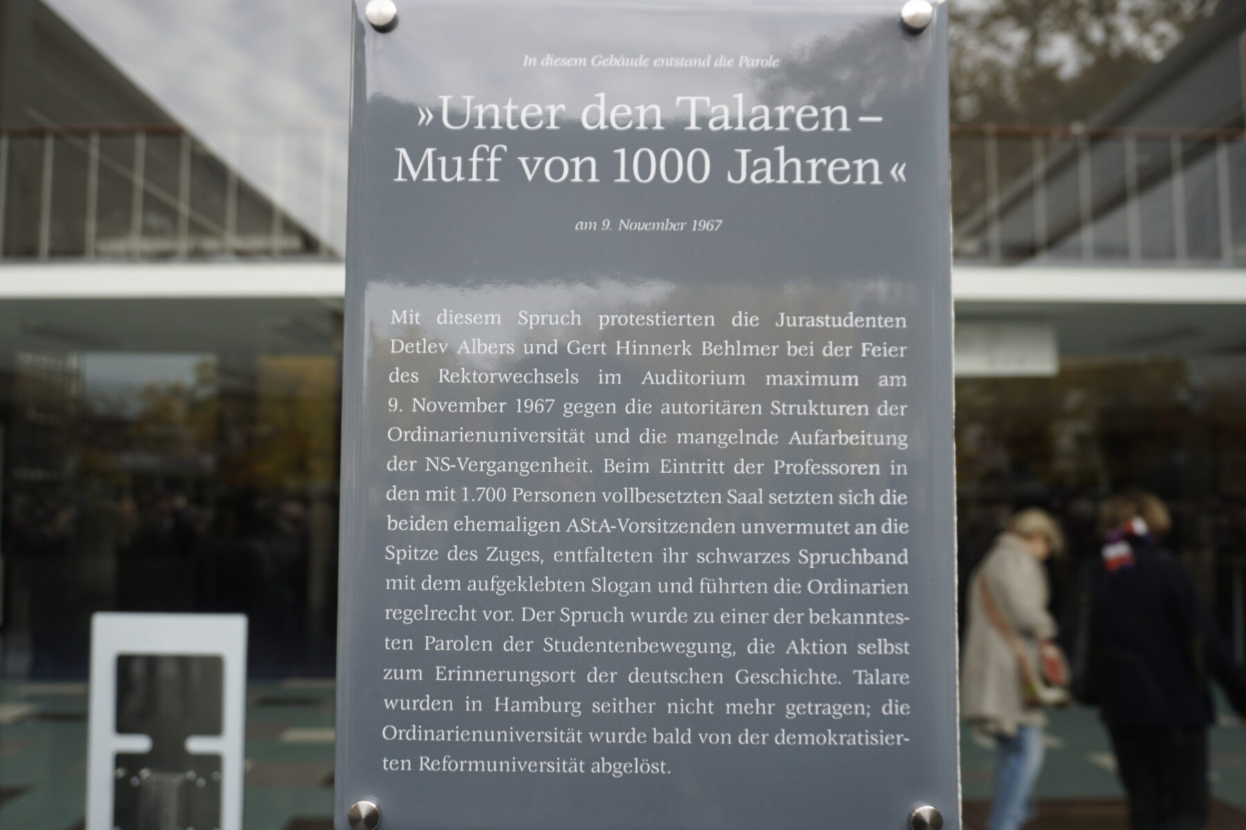 Die Gedenktafel zur Aktion „Unter den Talaren-Muff von 1000 Jahren“. Foto: Aaron Müller