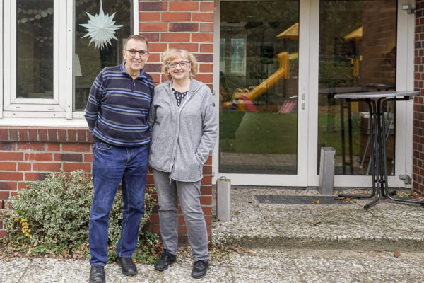 Monika und Harald Mertzen leiten die Tafelstelle in der „Evangelischen Freikirche Torstraße“. Foto: Aaron Müller