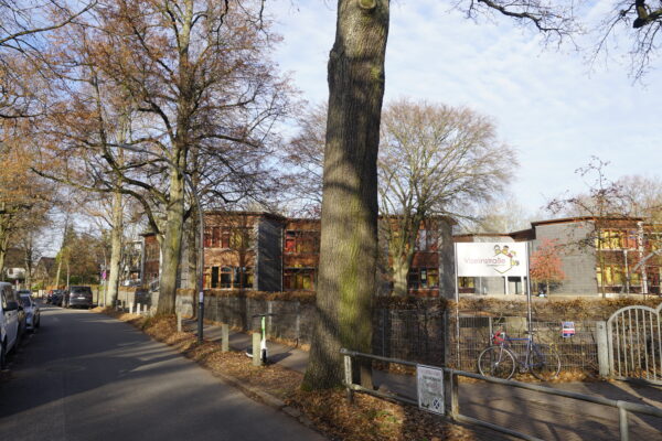 Eltern und Schüler veranstalten eine Fahrraddemo, um auf die prekäre Straßensituation nahe zweier Schulen in Lokstedt aufmerksam zu machen. Foto: Aaron Müller