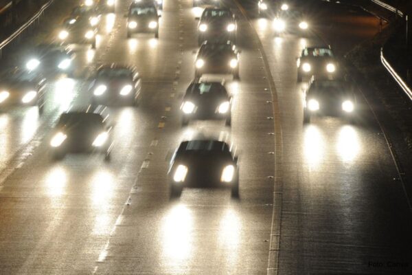 Noch läuft der Verkehr: Am Freitag wird die A7 jedoch voll gesperrt. Symbolfoto: Canva