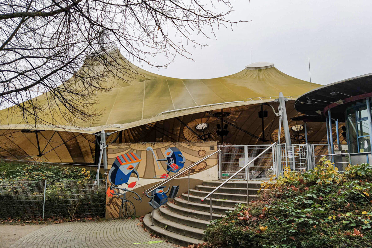 Die Eisbahn im Sportpark Stellingen ist geschlossen. Die Linke äußert Kritik: Foto: Vanessa Leitschuh