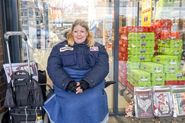 Hinz und Kunzt gibt es jetzt auch digital. Eine EImsbütteler Verkäuferin berichtet. Foto: Ella Schinkel