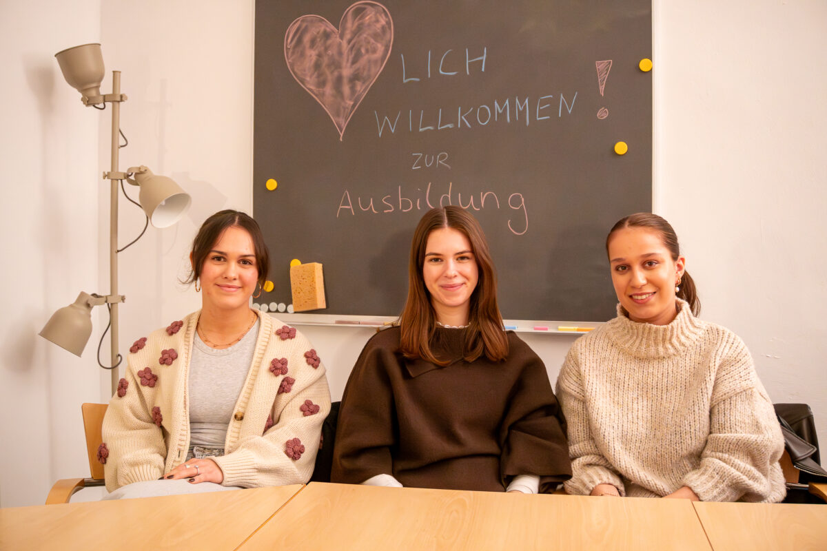 Die drei Ehrenamtlichen sind bei "Jugend hilft Jugend" aktiv. Foto: Aaron Müller