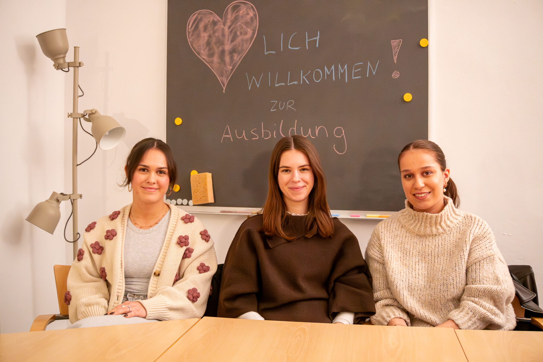 Die drei Ehrenamtlichen sind bei "Jugend hilft Jugend" aktiv. Foto: Aaron Müller