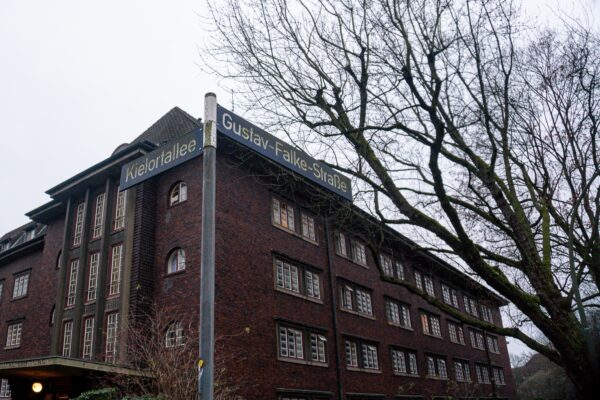 Es gibt zahlreiche Maßnahmen, um die Schulwege rund um die Gustav-Falke-Straße sicherer zu machen. Foto: Ella Schinkel