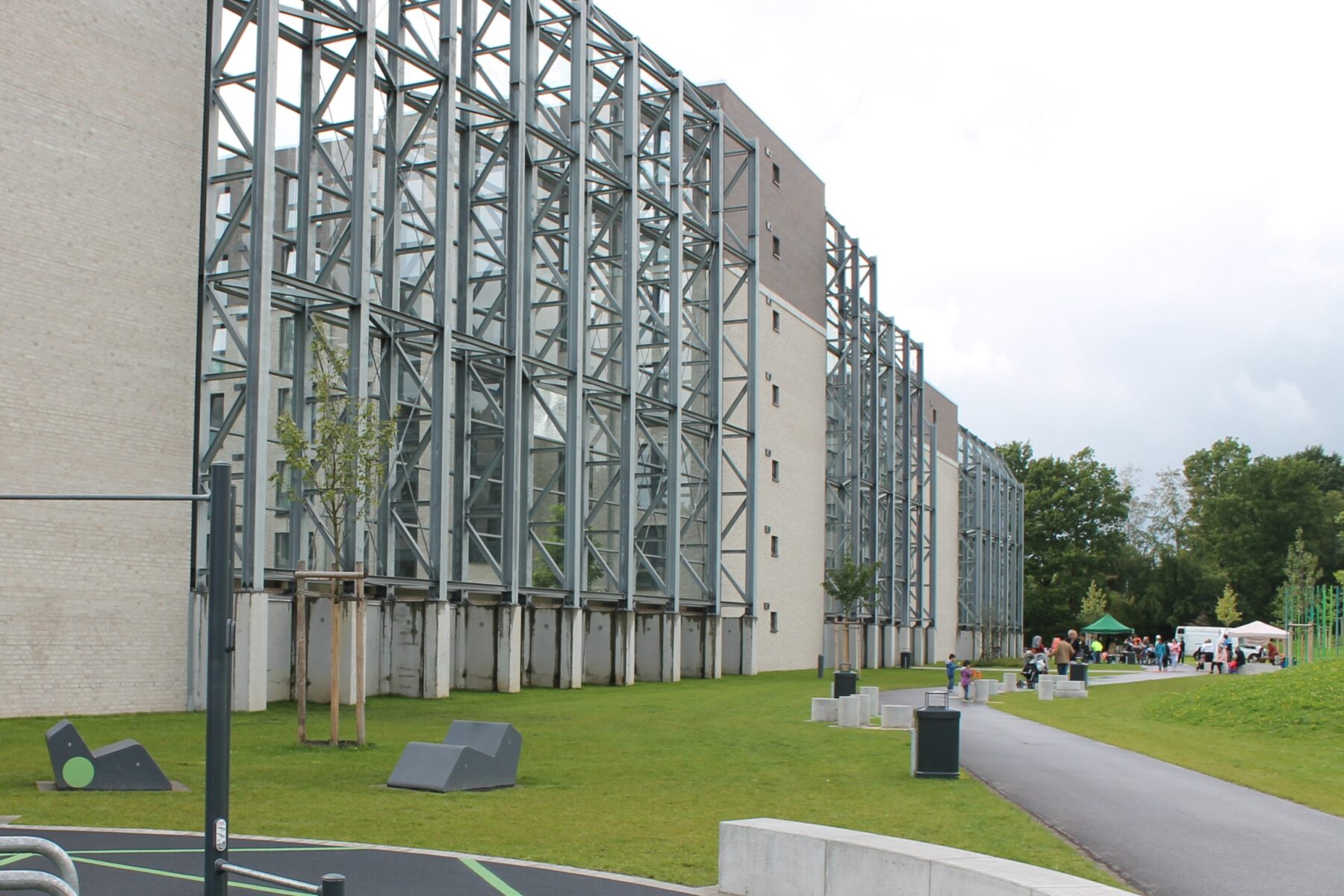 Bei der Aktivzone Hörgensweg in Eidelstedt gibt es Glasflächen, die Grünanlage und Wohnhäuser trennen. Archivfoto: Julia Haas