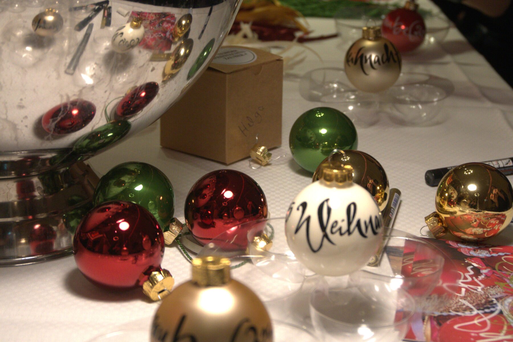 Handbemalte Weihnachtskugeln für die Gäste des Hamburger Weihnachtszaubers. Foto: Ella Schinkel