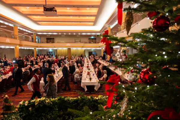 Beim Weihnachtszauber feierten 330 Senioren gemeinsam Weihnachten. Foto: Markus Hertrich