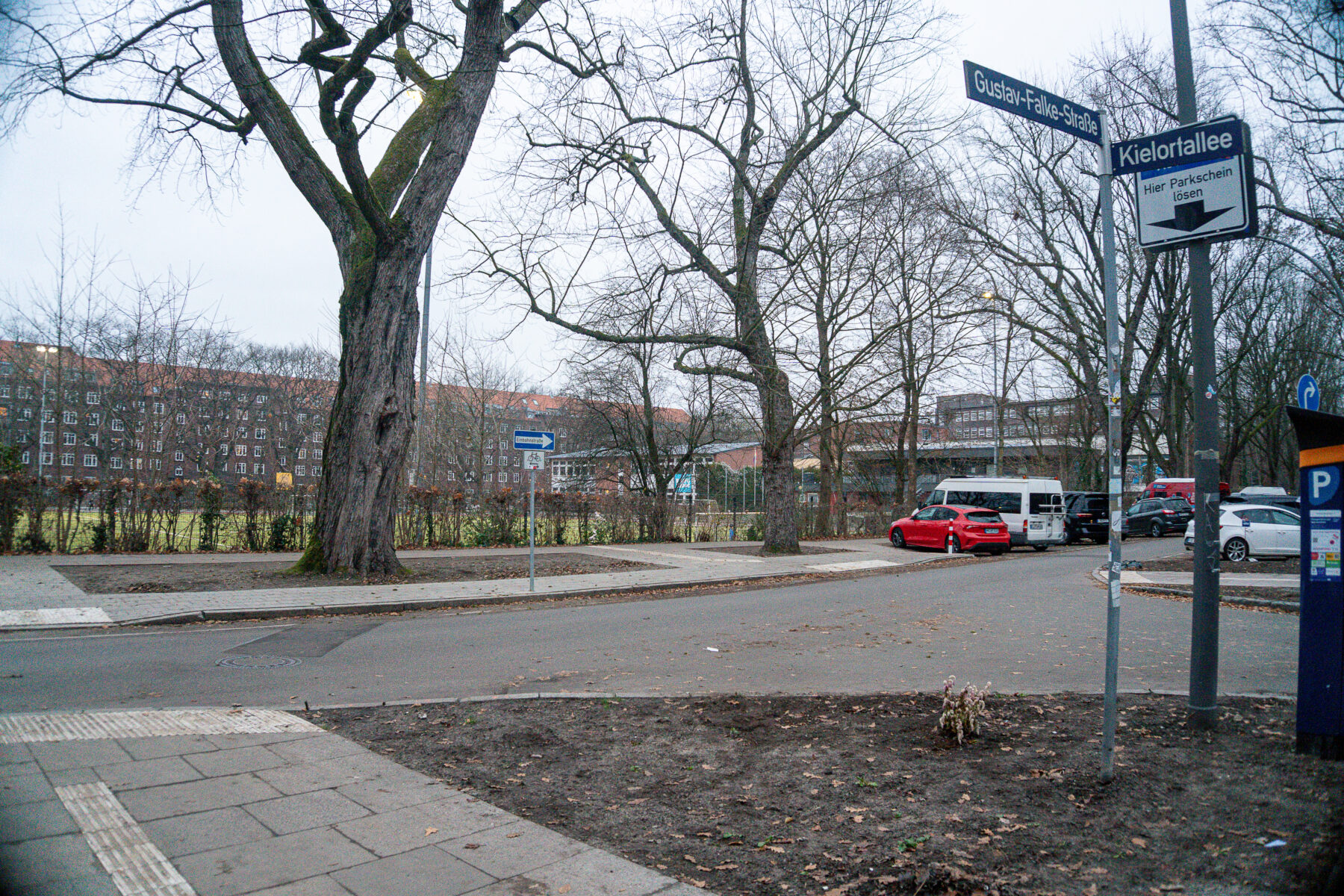 Vom Bezirksamt Eimsbüttel heißt es zur neuen Querungshilfe: "In der Gustav-Falke-Straße wurde eine Querungshilfe so errichtet, dass auf der Seite des Spielplatzes die Bordsteine vorgezogen wurden, um die Querungsstrecke über die Fahrbahn zu verkürzen und die Sichtbeziehungen zu verbessern. Dadurch konnte die Verkehrssicherheit insgesamt erhöht werden. Die Zuwegungen zu den Querungsstellen an den beiden Ecken auf der gegenüberliegenden Straßenseite wurden verbreitert. Die neue Querungshilfe sowie die Bestandsquerung über der Kielortallee wurde mit taktilen Leitelementen ausgestattet, um die Barrierefreiheit zu gewährleisten. Außerdem wurden die drei Baumscheiben auf der Seite des Sportplatzes vergrößert." Foto: Ella Schinkel