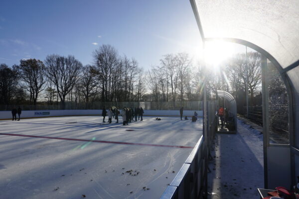Die temporäre Eisfläche in Eidelstedt wurde offiziell eröffnet. Foto: Aaron Müller