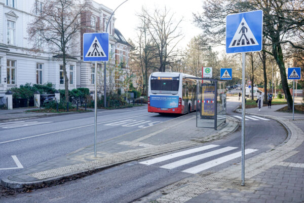 In Harvestehude gibt es zwei der ersten Mini-Zebrastreifen für Radwege. Foto: Aaron Müller