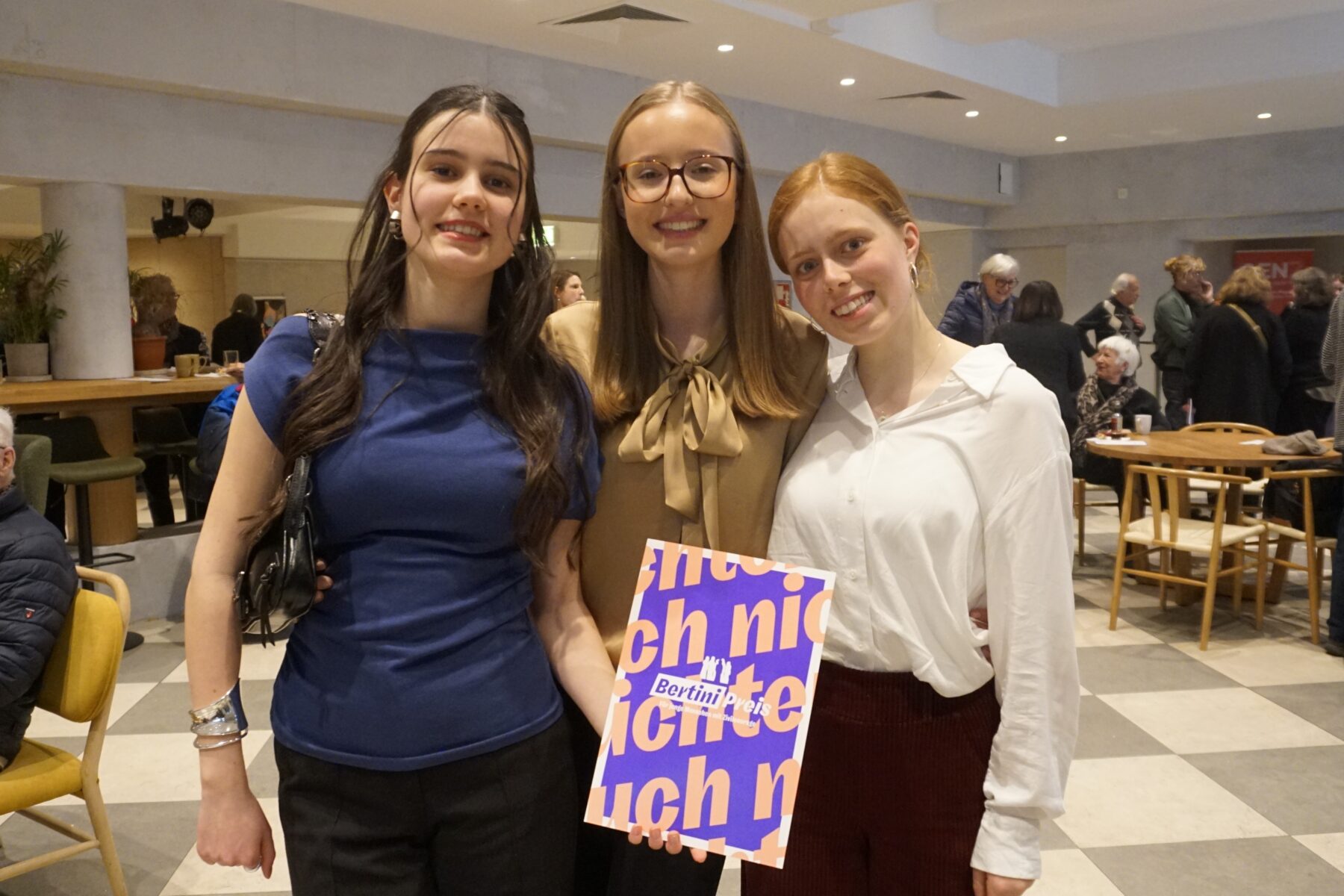 Die Schülerinnen des Helene Lange Gymnasiums Ava Freidrich (links), Julia Ruttkamp und Nuria Neubauer mit ihrer Auszeichnung des Bertini-Preises.
