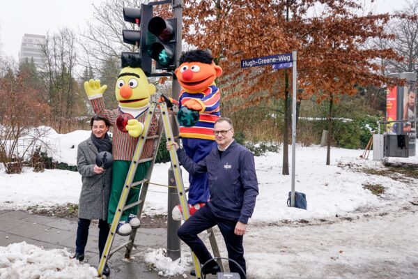 Die Sesamstraßen-Figuren Ernie und Bert übernehmen die Verkehrsregelung am Hugh-Greene-Weg Ecke Julius-Vosseler-Straße (Foto) sowie an der Rothenbaumchaussee Ecke Oberstraße. Foto: Jasper Karin