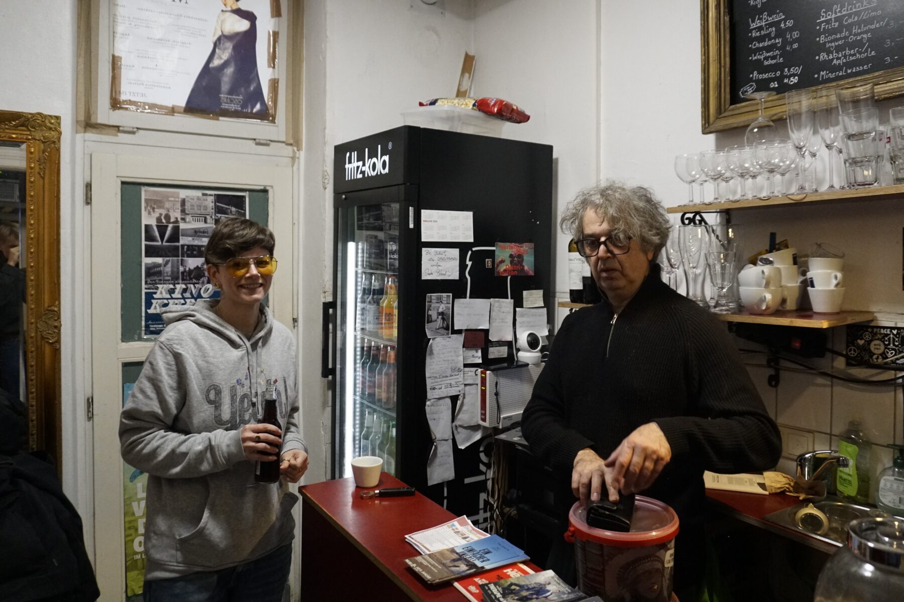 Podcast-Fan Sylvie Röttgen (links) mit Filmraum-Betreiber Behzad Safari. Safari sagt: „Von diesen Aktionen leben wir.“