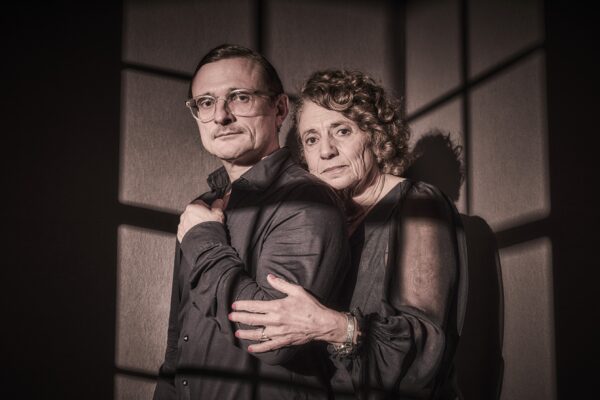 Am 25. Januar 2026 feiert Maxim Billers gefeierter Roman MAMA ODESSA Premiere an den Hamburger Kammerspielen. Eine bewegende Geschichte über Herkunft, Erinnerung und die Suche nach einem Zuhause – mitten im Grindelviertel.