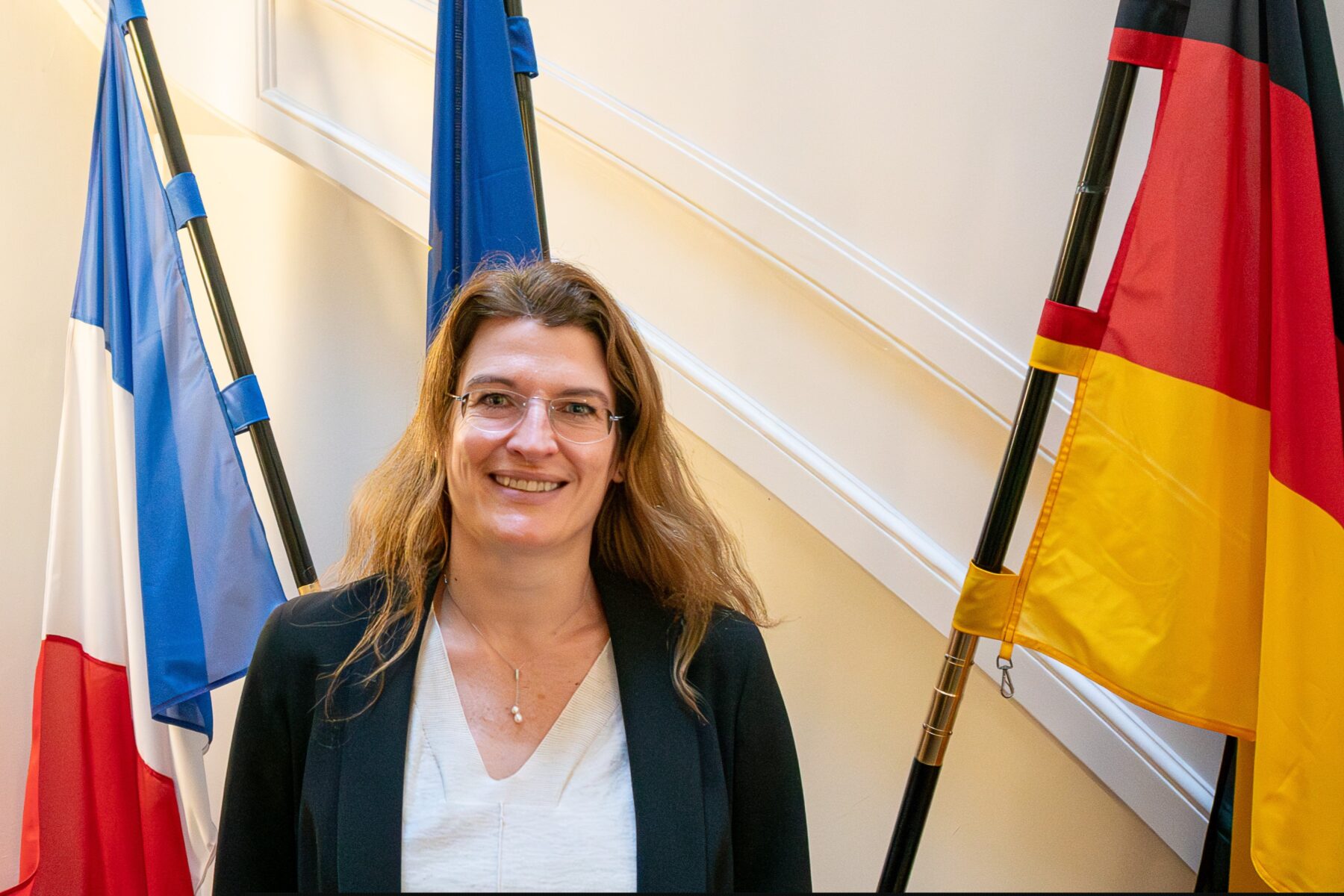 Lemor sagt, die aktuelle politische Lage in Deutschland und Frankreich sei jeweils belastet. Dennoch halte sie fest, dass Deutschland und Frankreich entschlossen seien, die aktuellen Herausforderungen gemeinsam anzugehen und ihre Zusammenarbeit im Dienste Europas weiter zu verstärken.