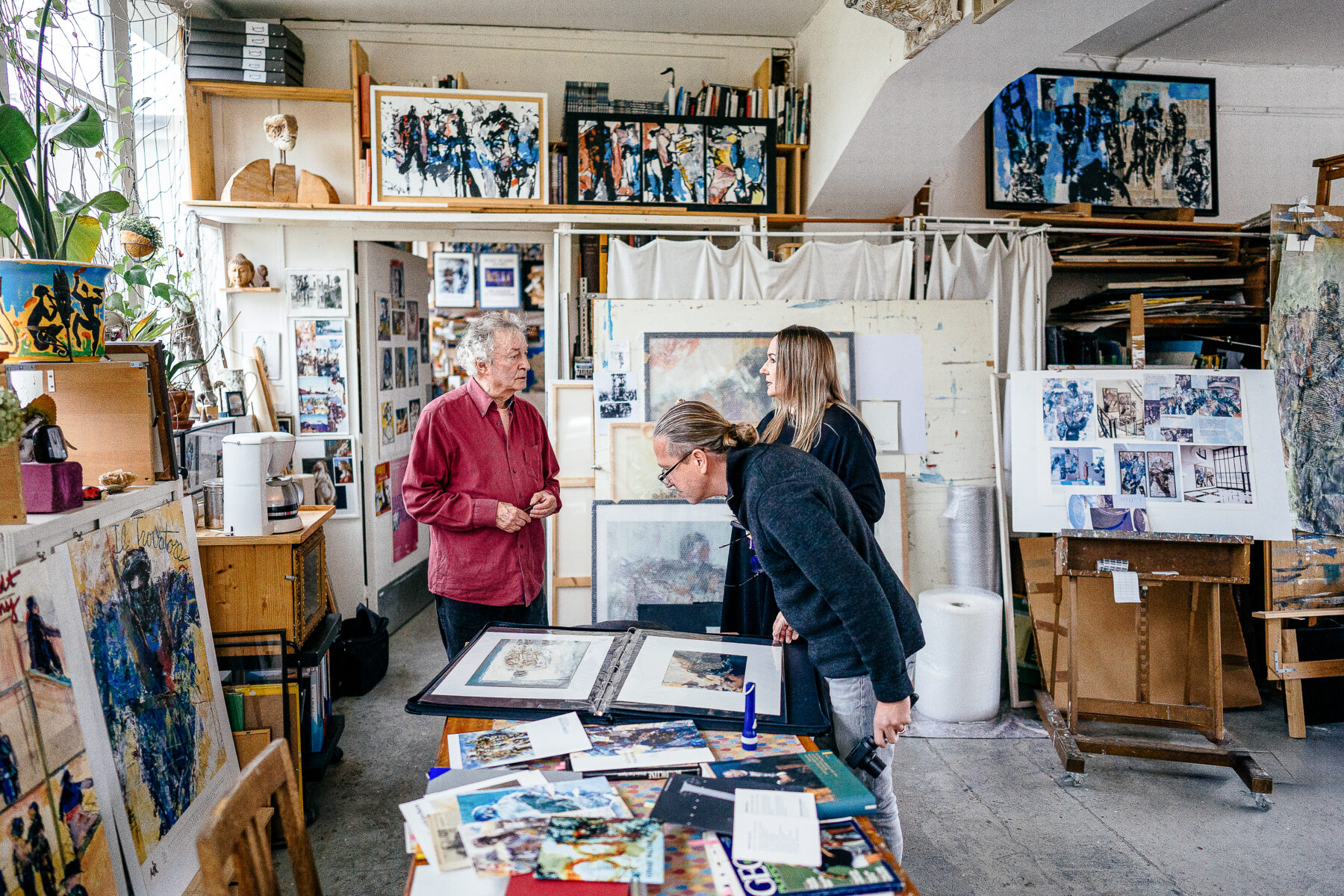 Walther mit den Galeristen Bianca und Volker Daniel: In ihrer Galerie "Daniel und die Kunst" in der Hafencity finden sich viele seiner Werke wieder.