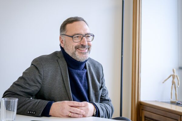 Zum Jahresbeginn haben die Eimsbütteler Nachrichten Christian Zierau zum Gespräch im Bezirksamt Eimsbüttel getroffen. Foto: Rainer Wiemers